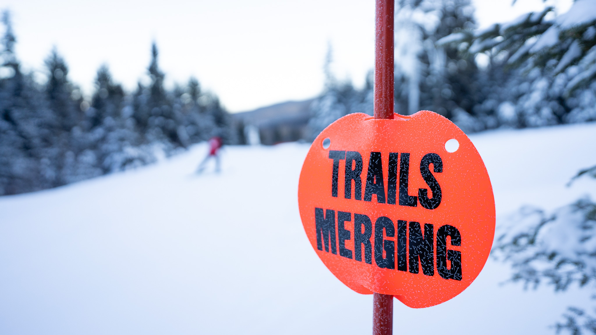 Trails merging sign